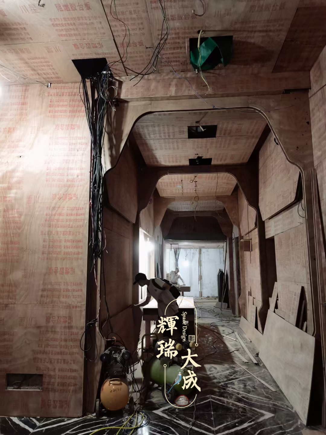 設(shè)計(jì)師連續(xù)跑兩個KTV設(shè)計(jì)項(xiàng)目工地，施工中也要視察